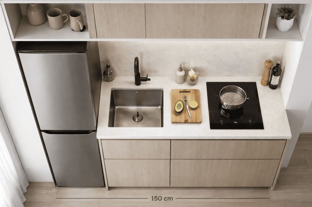 Vue du dessus d’une kitchenette de studio compacte de 150 cm avec réfrigérateur, évier et plaque à induction alignés, design moderne épuré, couleurs neutres, rendu ultra réaliste haute définition