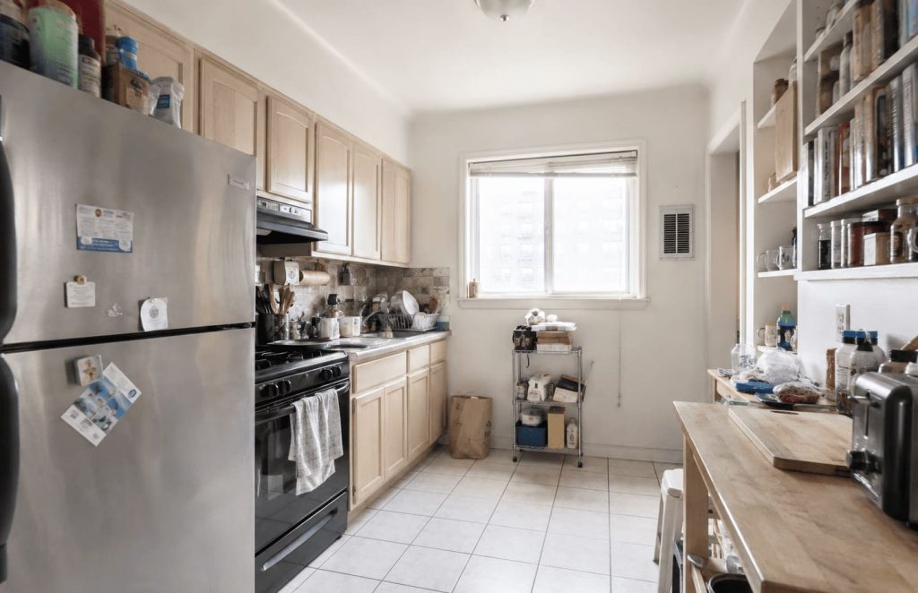 Petite cuisine encombrée avec plan de travail saturé et manque d’organisation